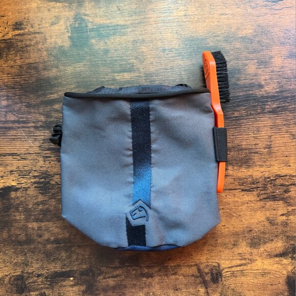E9 Climbing/Bouldering Chalk Bag w/ Adjustable Strap & Chalk Brush | Navy/Black - Picture 2 of 10